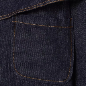 Kurze dunkelblaue Jeansjacke mit orangefarbenen Kontrastnähten und Twill-Texturdetails