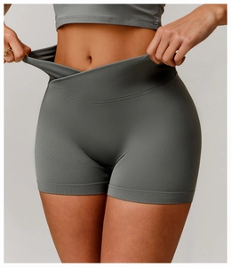 Details des elastischen Bundes und der feinen Rippstruktur der grauen Yoga-Shorts
