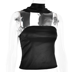 Detail van zwarte satijnen bandeau-top met bijpassend halsstuk op de paspop