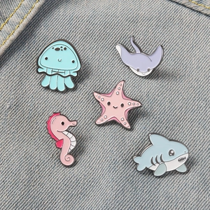 Lot de 5 épinglettes émaillées animaux marins mignons sur denim avec requin et méduse