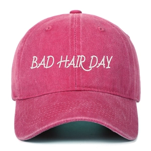 Détail de la broderie 3D BAD HAIR DAY sur une casquette de baseball rose délavé vintage
