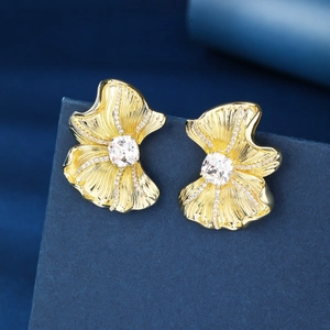 Vintage 18K Gold Plated Copper Petal Stud Earrings For Women Luxurious Rhinestone Inlaid Ginkgo Leaf Earrings Wedding Jewelry