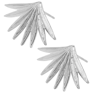 Dettaglio macro di orecchini a ventaglio argentati con finitura strutturata