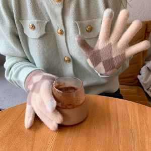 Winter knitted touchscreen gloves for women featuring a beige khaki diamond pattern