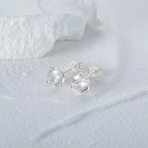 Détail du poinçon S925 sur des boucles d'oreilles en argent sterling et zircone ronde