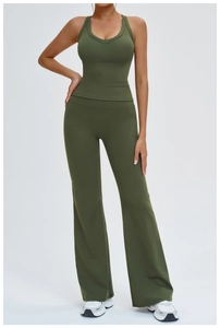 Tenue de yoga vert olive comprenant un haut licou et un legging évasé taille haute