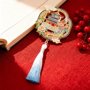 Signet en métal doré avec le Temple du Ciel et motif phénix sur fond de soie rouge