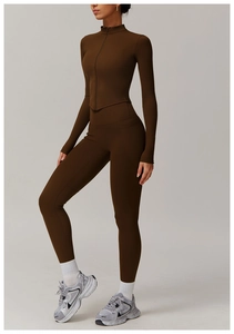 Vue latérale de l'ensemble de yoga marron chocolat avec veste zippée et legging taille haute