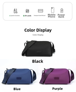 Detalle del bolso bandolera de nailon que muestra la capacidad para el móvil y accesorios diarios
