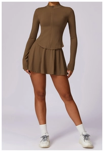 Détail d'une veste zippée à manches longues marron foncé et d'une jupe plissée de sport