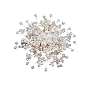 Eleganter handgefertigter Schneeflocken Perlenbrosche mit Golddraht Feuerwerk Design