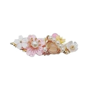 Pince à cheveux fleur de cerisier avec perles et fleurs en tissu sur fond blanc