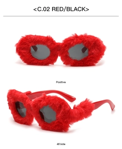 Vues de face et de profil de lunettes de soleil ovales en fausse fourrure rouge