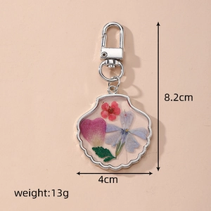 Detail showing dimensions of 8.2x4cm and weight of 13g for the shell floral keychain