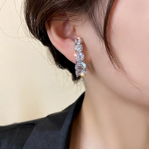 Boucles d'oreilles incurvées en argent avec quatre gemmes de cristal étincelantes