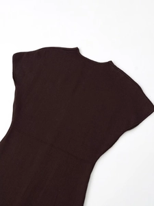 Dettaglio del tessuto a maglia marrone scuro e della cucitura della spalla dell'abito midi