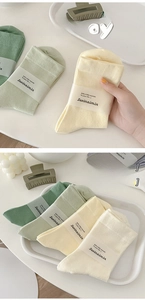 Detail der Strickrippenstruktur und elastische Bündchen bunter Baumwollsocken