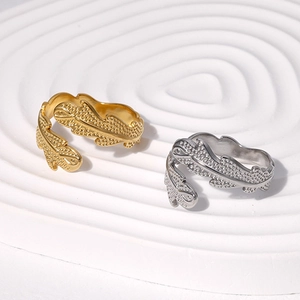 Bagues minimalistes en acier inoxydable doré et argenté avec texture de feuilles