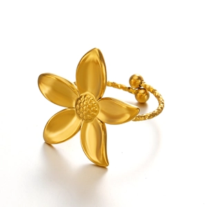 Elegant gold flower ring in stainless steel with a twisted band and five-petal design