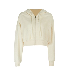 Nahaufnahme des weißen Cropped-Hoodies mit weichem Strickstoff und silbernem Reißverschluss