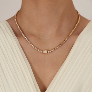 Elegante vergoldete Tennis-Halskette mit rechteckiger weißer Muschel und Zirkoniasteinen