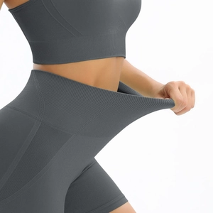 Détail montrant la taille haute élastique sans couture et le mesh respirant de l'ensemble gris