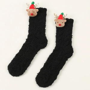 Nahaufnahme der schwarzen Plüschsocken mit Rentier-Puppen und festlichen Weihnachtsmützen
