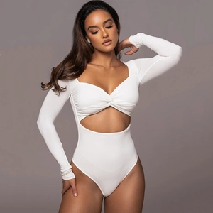 Détail d'un body blanc à manches longues avec nœud frontal et découpe à la taille