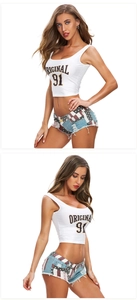 Dettaglio di crop top e pantaloncini in denim con stampa bandiera USA su fondo bianco