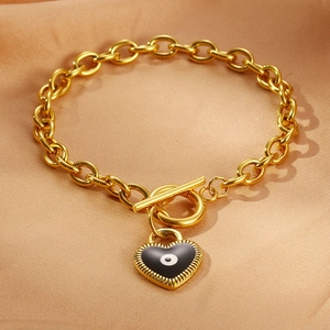 Detail der goldenen Herz-Halskette mit Evil Eye Symbol und praktischem T-Verschluss