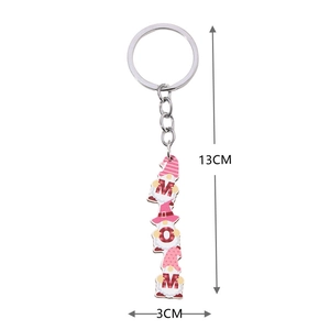 Vista dettagliata del portachiavi MAMA da 13 cm con gnomi rosa e misure mostrate