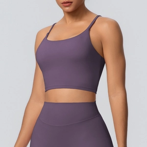 Détail de l'ensemble de yoga violet foncé avec brassière à fines bretelles et legging taille haute
