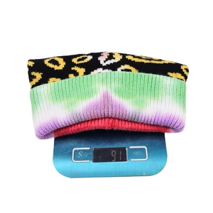 Bonnet en maille léopard et tie-dye pour femme, pesant environ 91g sur la balance