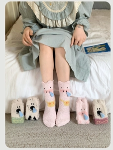 Détail de chaussettes d'hiver chaudes en polaire corail avec motifs d'animaux mignons