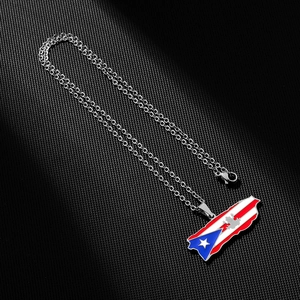 Détail du pendentif carte Porto Rico en acier inoxydable avec émail coloré du drapeau