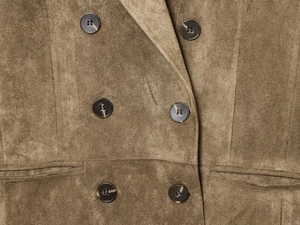 Dettaglio del blazer in pelle scamosciata verde oliva con bottoni a doppio petto e tessuto