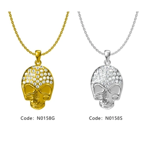 Détail du pendentif tête de mort hip hop avec strass en finitions or et argent