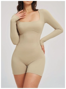 Détail du body kaki à manches longues avec col carré et lignes de contour texturées