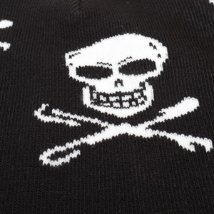Gros plan sur le motif de crâne tricoté et la texture d'un bonnet d'hiver noir chaud
