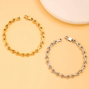 Vue détaillée des maillons en X des bracelets en acier inoxydable doré et argenté