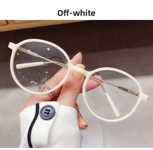 Detail der beige runden Retro-Brille mit feinen Metallbügeln für einen eleganten Look