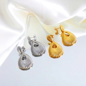 Hollow teardrop earrings in 18K gold and silver plated titanium steel with radial texture