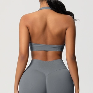 Vue détaillée de l'ensemble brassière de sport dos nu et legging gris sans couture