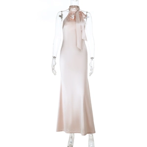 Détails de la robe longue en satin rose champagne avec dos nu et coupe sirène élégante