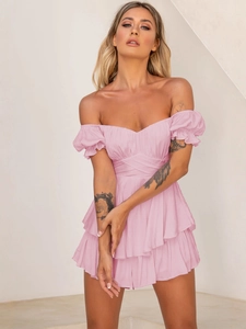 Rosa schulterfreies Stufenkleid mit Puffärmeln und herzförmigem Ausschnitt
