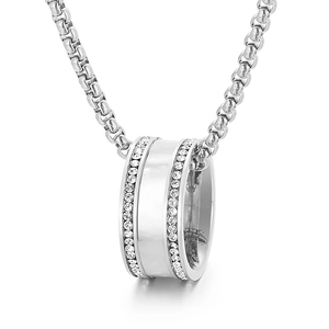 Minimalistische silberne Edelstahlhalskette mit einem diamantbesetzten Ringanhänger