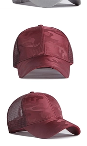 Vista dettagliata del cappellino mimetico bordeaux con texture a rete e profilo
