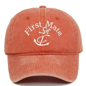 Détail de la broderie First Mate sur une casquette de baseball en coton délavé vintage
