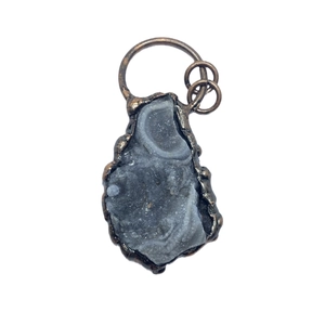 Pendentif en agate solaire avec bordure plaquée bronze et attache à triple anneau
