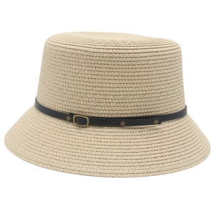 Cappello a secchiello in paglia intrecciata beige con sottile cintura in pelle nera e fibbia
